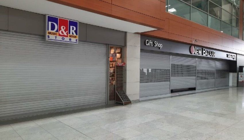 Havaalanlarındaki dükkanlar da yasak çerçevesinde kapanıyor