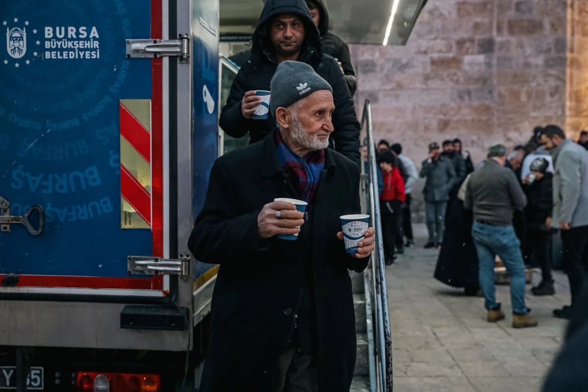Bursa B&uuml;y&uuml;kşehir&rsquo;den vatandaşa sıcak &ccedil;orba ikramı