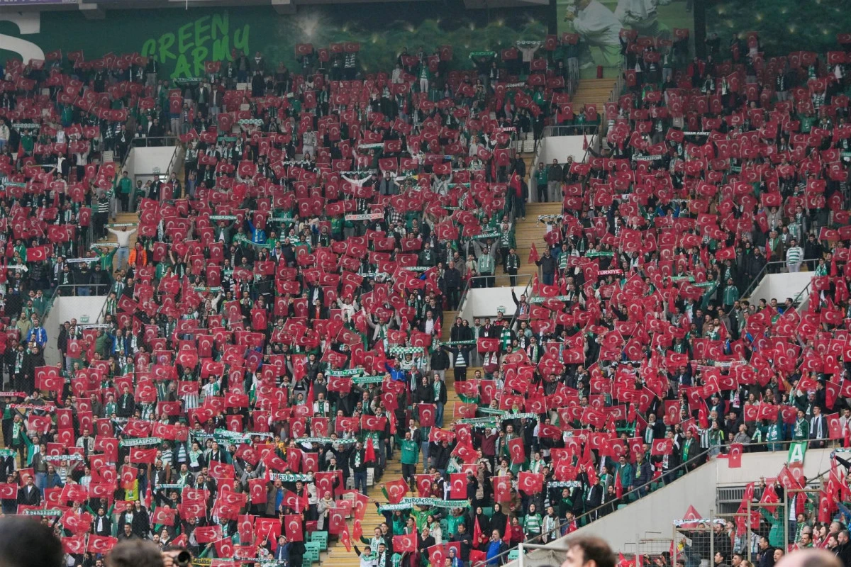 Bursaspor trib&uuml;nleri T&uuml;rk bayraklarıyla donatıldı