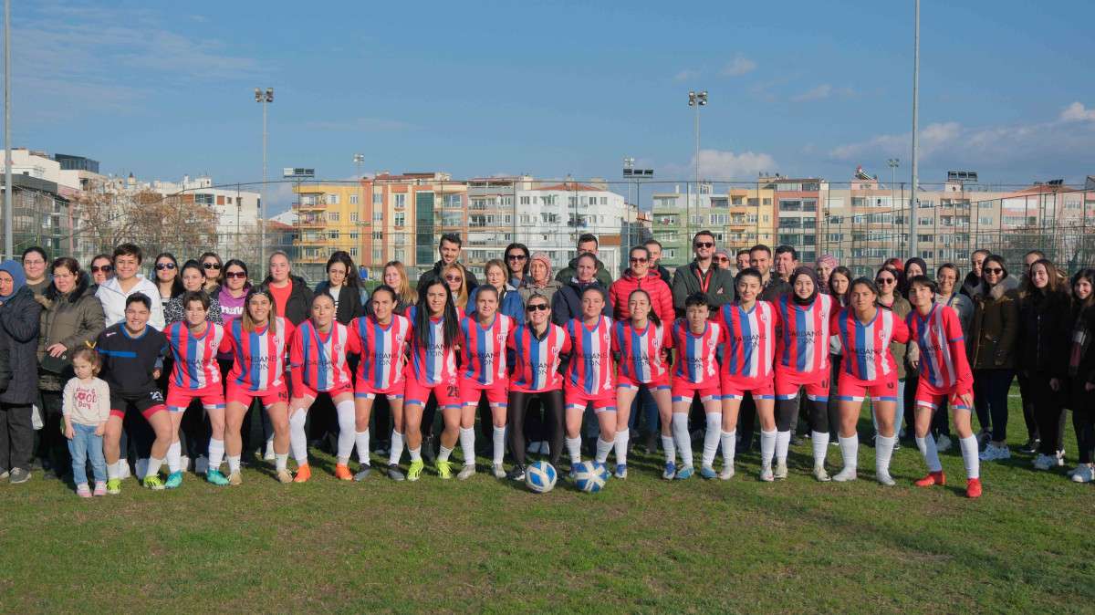 Dardanel Kadın Futbol Takımı’na Şahika Ercümen Desteği