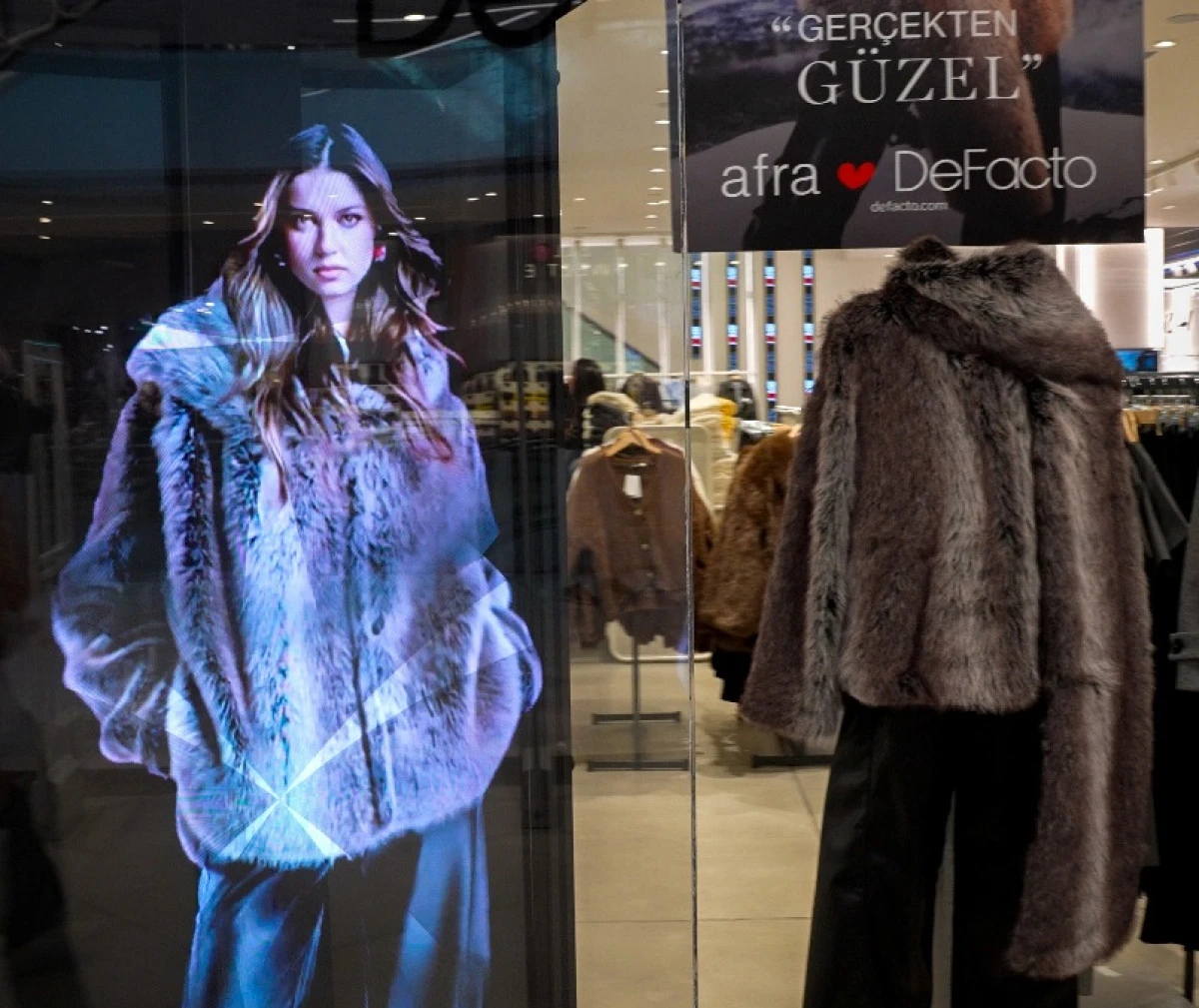 DeFacto, Afra Saraçoğlu’nun Yapay Zekâ Destekli Hologramıyla Türkiye’de  Bir İlke İmza Attı