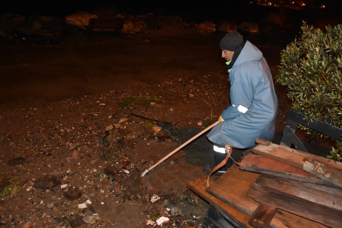 Gemlik'te Dalgalar &Ccedil;ekildi, Temizlik Başladı