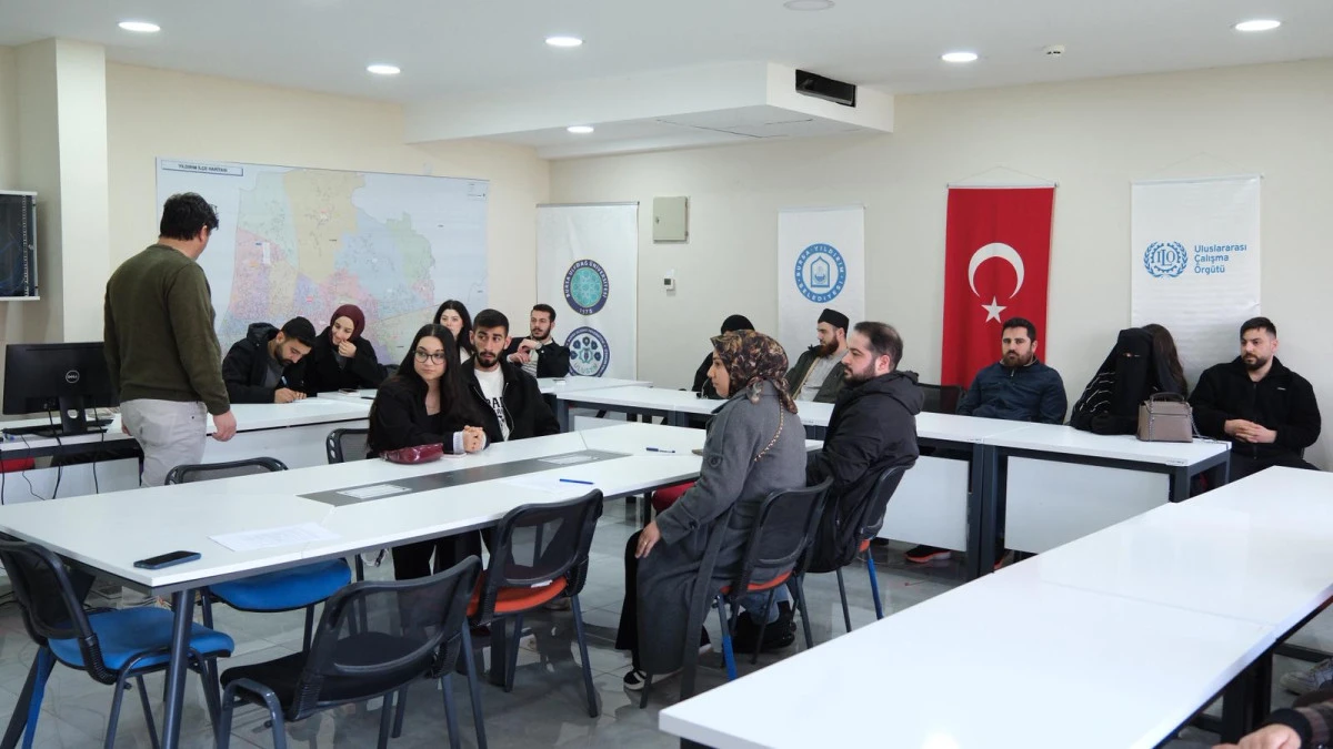 Gen&ccedil; &Ccedil;iftlere Aile Eğitimi