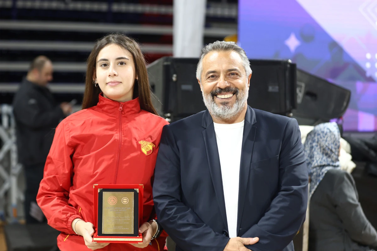 G&ouml;ztepe Eskrim Sporcusu Eyl&uuml;l Bed&uuml;k, &ldquo;Sporun Enleri&rdquo;nde &Ouml;d&uuml;le Layık G&ouml;r&uuml;ld&uuml;