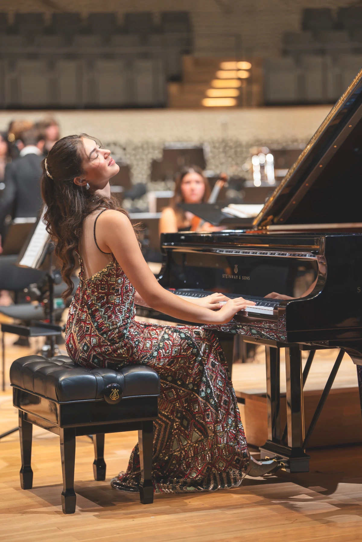 İlyun Bürkev bu ay 6 konserle sahnede