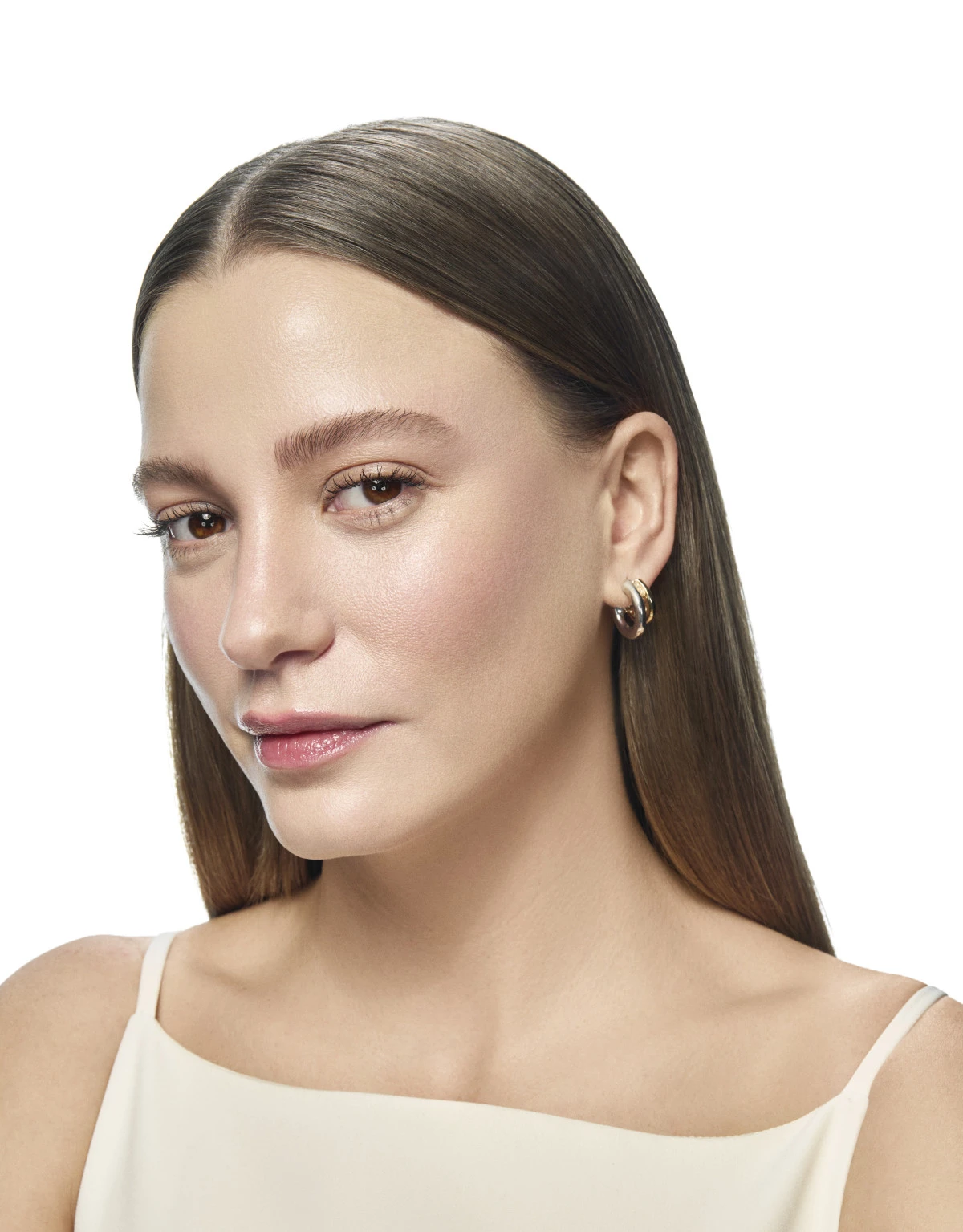 L&rsquo;Or&eacute;al Paris&rsquo;in Yeni G&uuml;zellik El&ccedil;isi Serenay Sarıkaya 