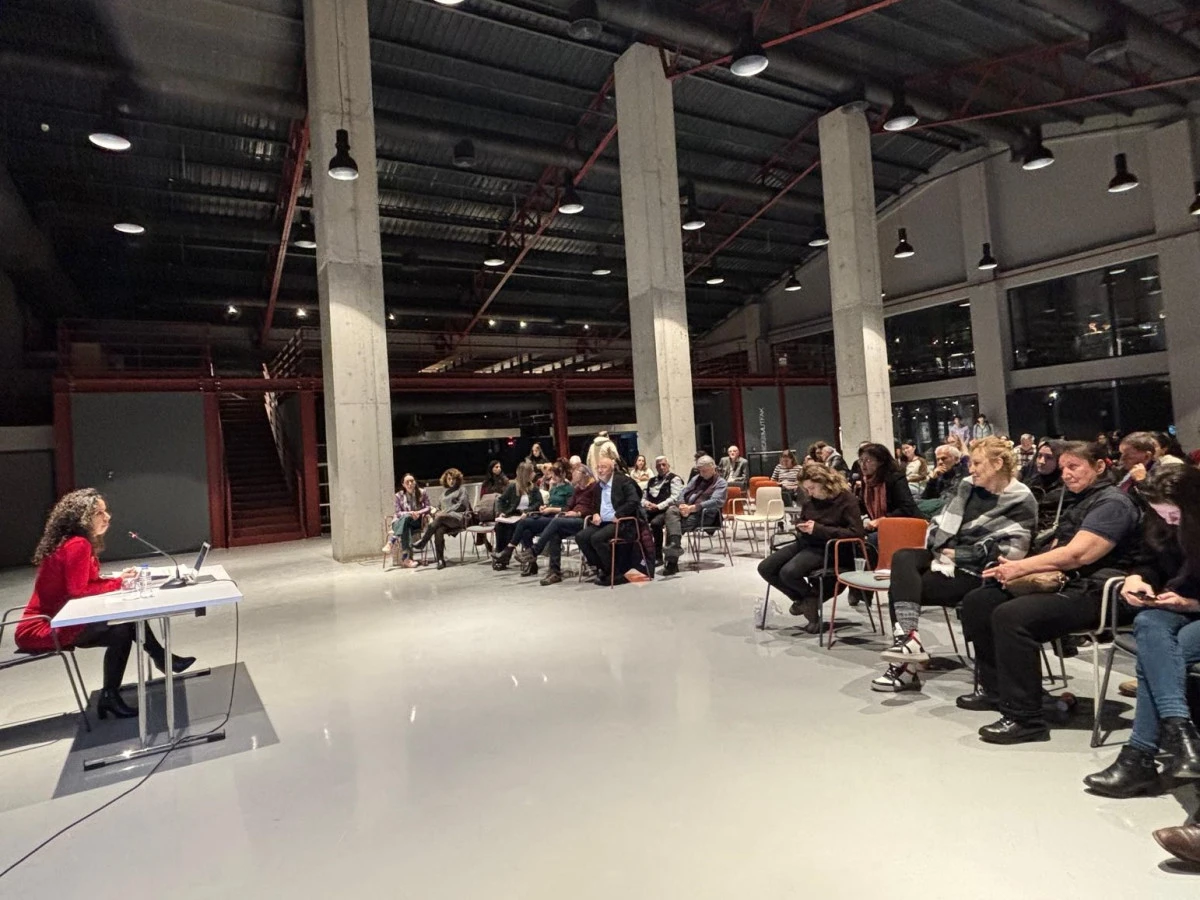 Nil&uuml;fer&rsquo;de distopyada kadın kimliği tartışıldı