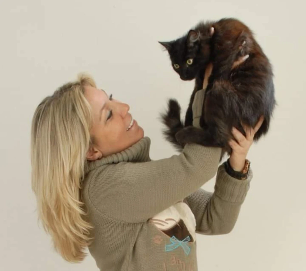 Türkiye'de İlk Defa Canlı Bir Kedi Ödül Aldı Ve Müzeye Patiği Konuldu